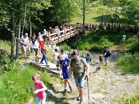 Passeggiata con gli Alpini (2019): l'attraversamento del ponte ripristinato a Case Pla'