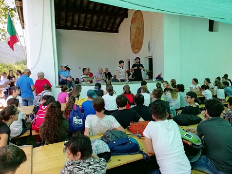 I sindaci di Corio e Rocca salutano i ragazzi delle scuole medie riuniti alla cappella di San Pietro (giugno 2019)
