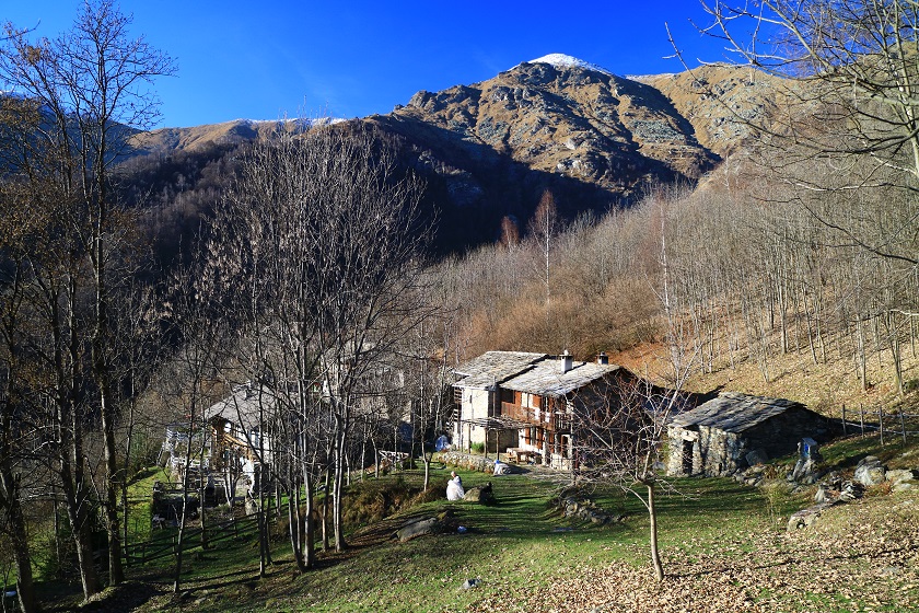 Le Case Ruì (1110 m), borgata di Corio lungo la strada che sale al Rifugio Alpe Soglia