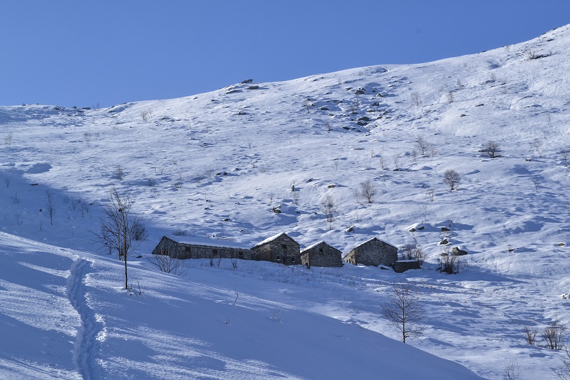 Inverno all'Alpe Fontanile (1530 m), sul sentiero 411 che sale al Pian Frigerole