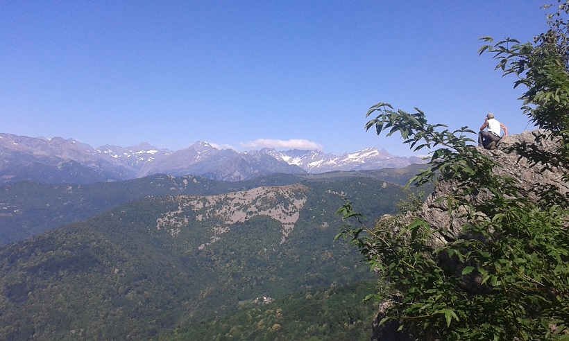 La vista sulle montagne delle Valli di Lanzo dalla Rocca Rubat (1440 m) sul sentiero 419