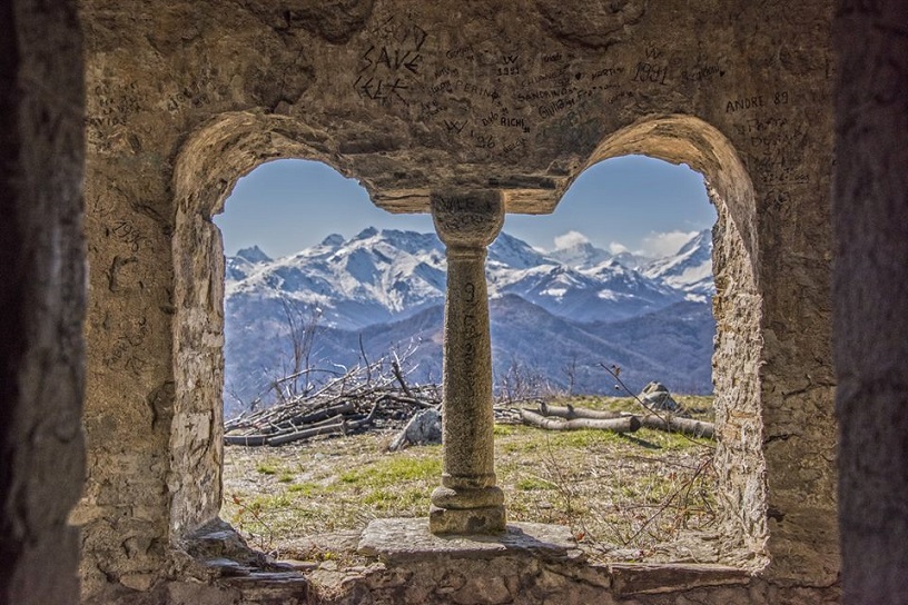 Vista sulle montagne delle Valli di Lanzo dalla chiesa di San Vittore sul Monte Rolei (890 m)