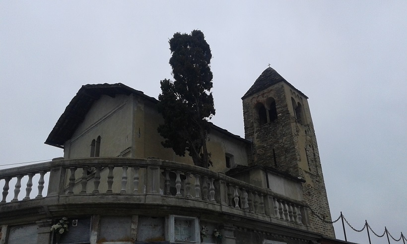 La chiesa di Sant'Alessio con il campanile romanico nel cimitero di Rocca Canavese