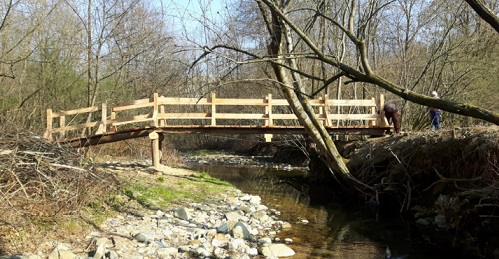 1 - La passerella restaurata dall'ASAVM sul torrente Fandaglia alla Camossera