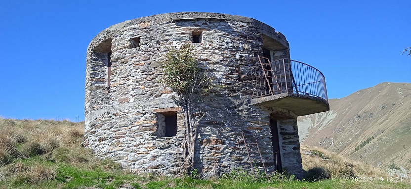 6 - Curiosa baita cilindrica sulla cresta di Rocca Turi