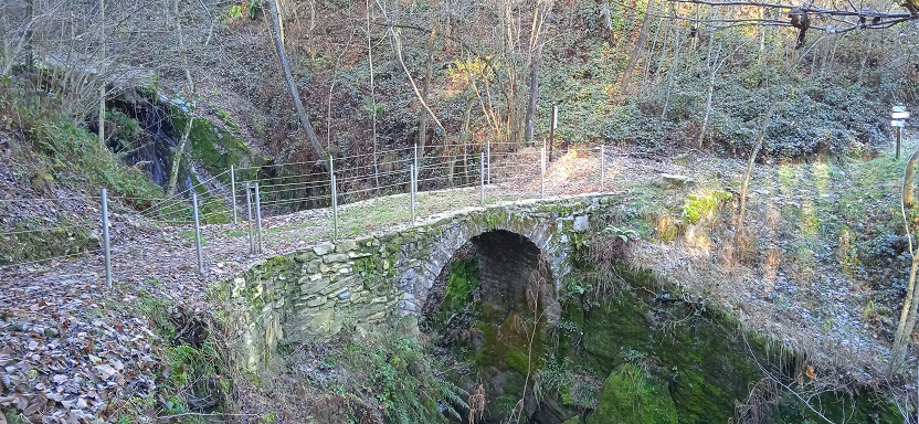 2 - L'antico ponte in pietra sul Rio Bernusso