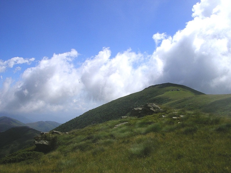 2 - La cima del Monte Soglio (1970 m) vista dalla cresta occidentale